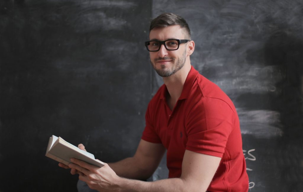 чоловік читає християнську книгу